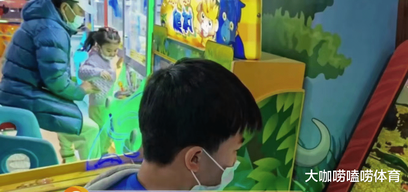 王楠|接地气！王楠一家人畅玩游戏厅+路边撸串，5岁女儿喜欢爸爸害怕妈
