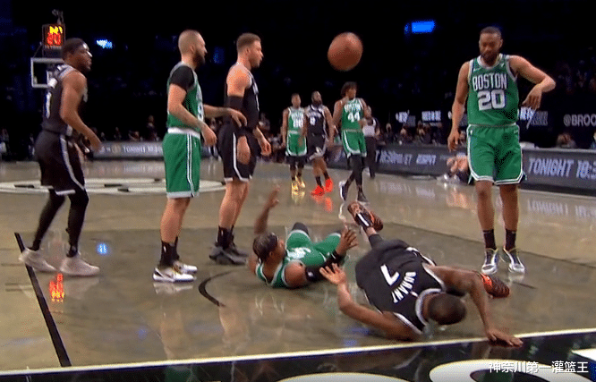 勒布朗·詹姆斯|詹姆斯假摔登上美国热搜，动作和表情都太夸张，和杜兰特有鲜明对比