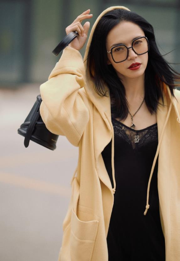 姚晨|姚晨近照公开，大嘴唇成功变薄胜“整容”，凌潇肃看了得后悔