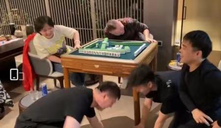 六小龄童|岳云鹏带徒弟打麻将，一句话直接让徒弟跪下