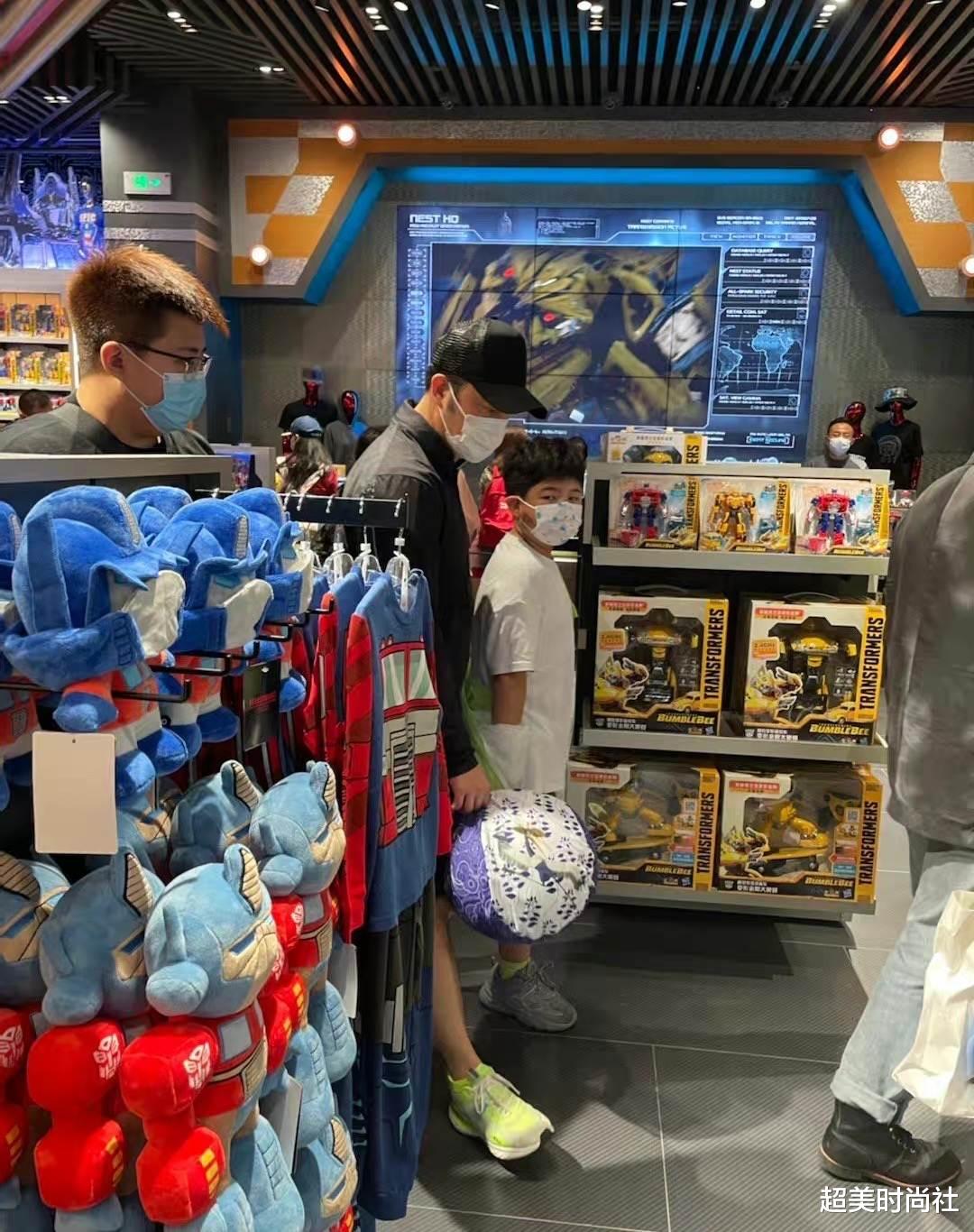 超美时尚社|沙溢携全家出游,胡可怼脸自拍眼袋抢镜,俩儿子穿同款外套太可爱