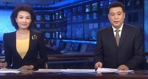 央视|他是清华校长之子，主持央视17年零失误，才华人品兼备，60岁仍单身？