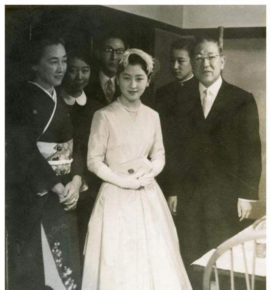“恶婆婆”良子皇后：把眯眯眼的基因带入日本皇室，影响了三代人