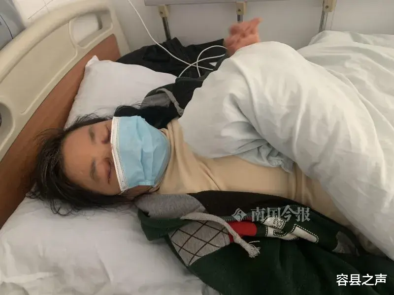 容县之声 劝阻男子吐口水，广西环卫女工当街遭暴打！满脸伤痕让人看着心疼