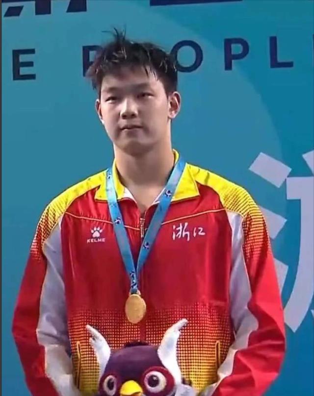 姐弟恋|张雨霏绯闻男友曝光，令人大吃一惊，“姐弟恋”两人年龄相差五岁