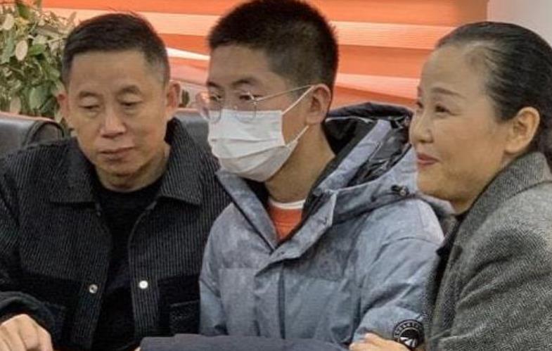 |孙海洋全家游玩照曝光，孙卓被P图进去，妈妈说想带孩子到处看看