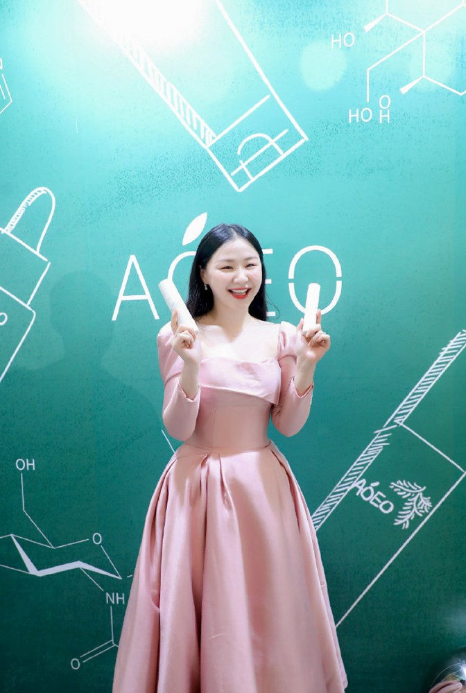 八只爪的猫|别因为金靖的模样忽略她的身材，当她穿露肩礼服走红毯，曲线真美