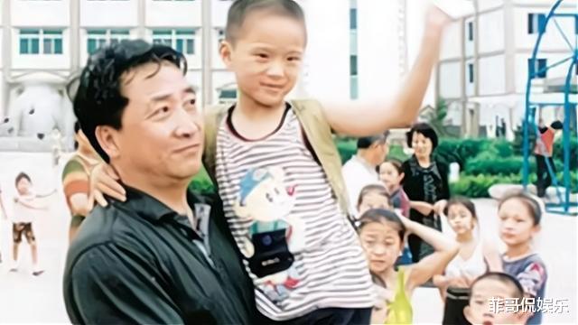 姜昆|24年前，姜昆瞒着妻子收养的6岁男孩，如今怎样了？