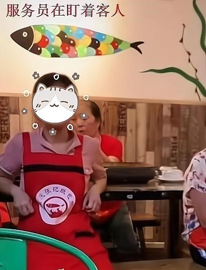 福州,男子吃火锅,被3位服务员盯着就餐:他耽误我们下班了