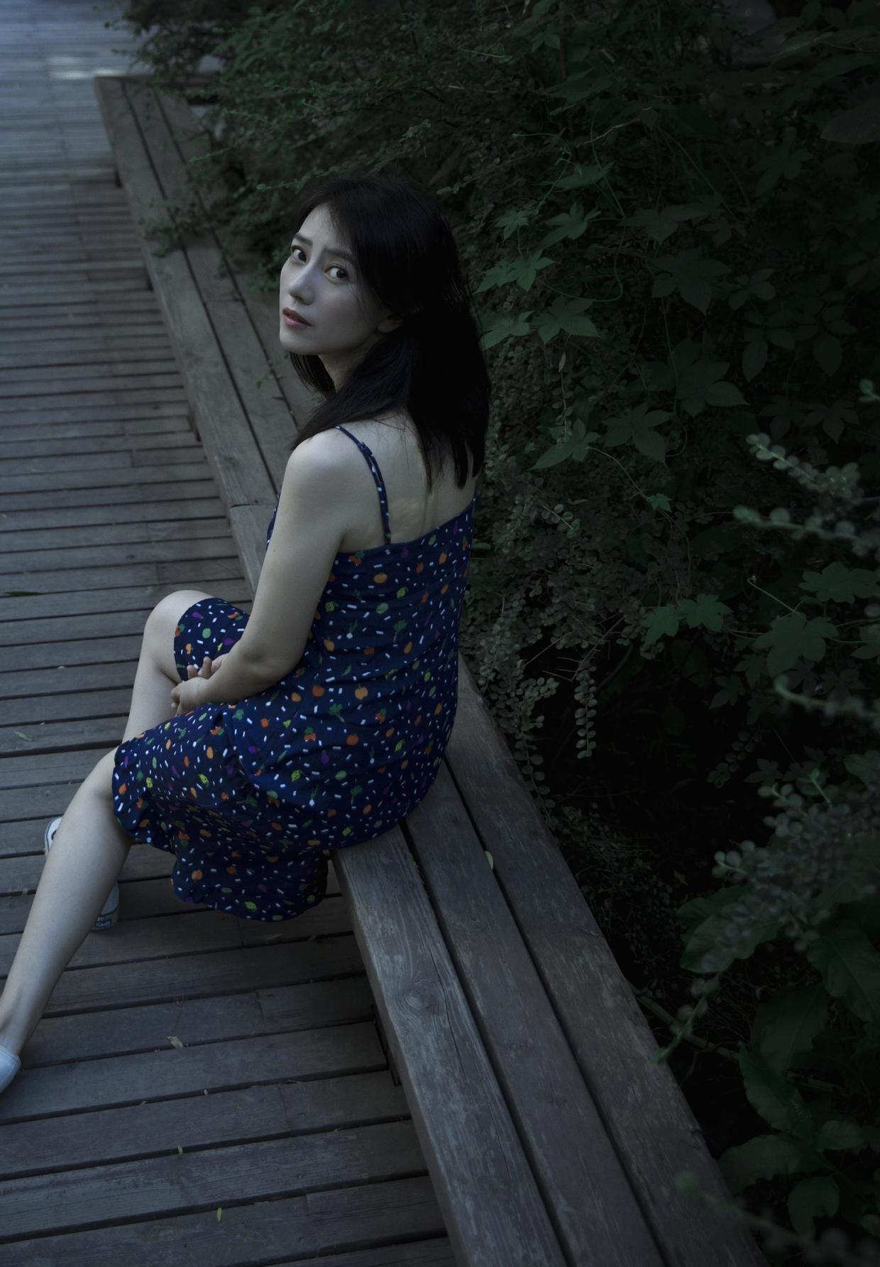 何有强|“国民女神”高圆圆魅力全开，身穿红色连衣裙亮相高贵典雅，真美