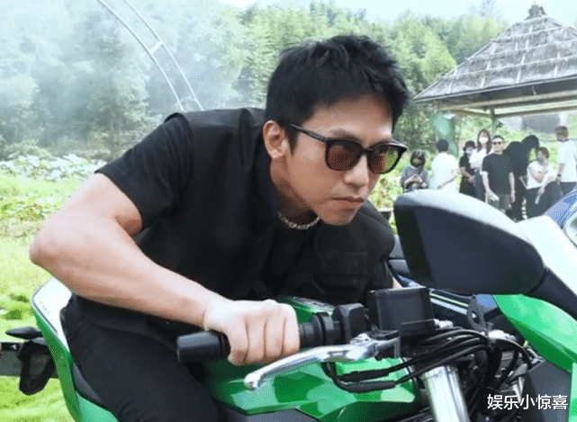 鹿晗|五哈第二季阵容官宣,全员拍摄宣传片时,鹿晗白得像被P上的