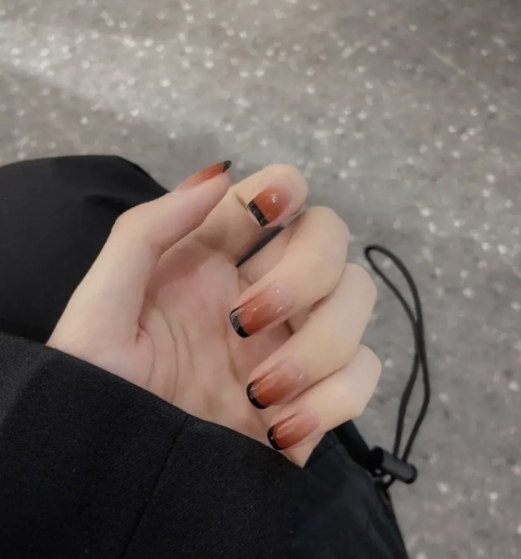 郭碧婷|郭碧婷越来越高调，连指甲上都挂满金链子，一看就是不用干活的人