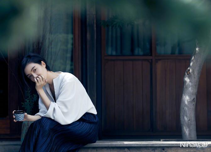 街拍|车晓罕见下厨洗碗，穿针织衫配印花裙被亲妈嫌弃，身材消瘦满脸不服气