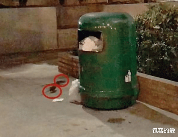 周星驰|他曾是周星驰御用配角，现转行送外卖，背靠垃圾桶吃饭与老鼠为伴