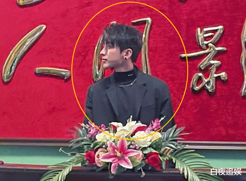 生图|蔡徐坤晚宴生图被疯传，无美颜无滤镜，怪不得都说他帅得不真实