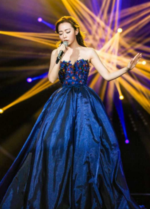 明星素颜|“卑微女孩”张靓颖,被前夫“渣”了15年,转身爱上前伴郎