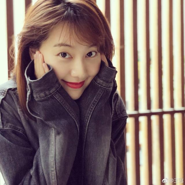 主持人|美女王冠近照，少女感十足，清秀优雅漂亮依然，自曝37岁没对象？