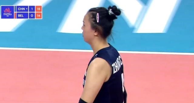 中国队|25-27惜败,中国女排连丢局点:刘晓彤上场改变局势,一传太差了