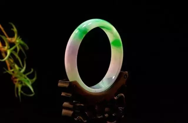 翡翠|大妈戴了款4色玉镯，炫耀说价值300万，行家惊呼：一条“色”得值一个亿。