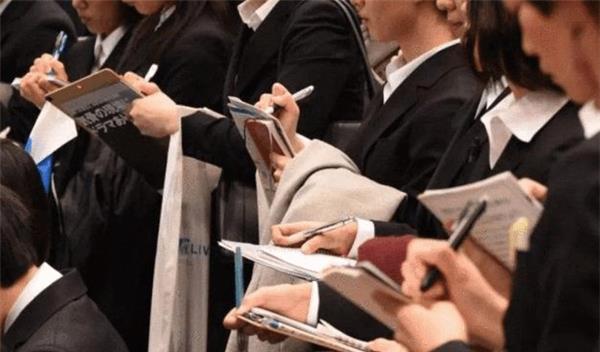 考试|2022毕业生迎1000万大潮，985学生“家里蹲”，警惕新型“啃老”