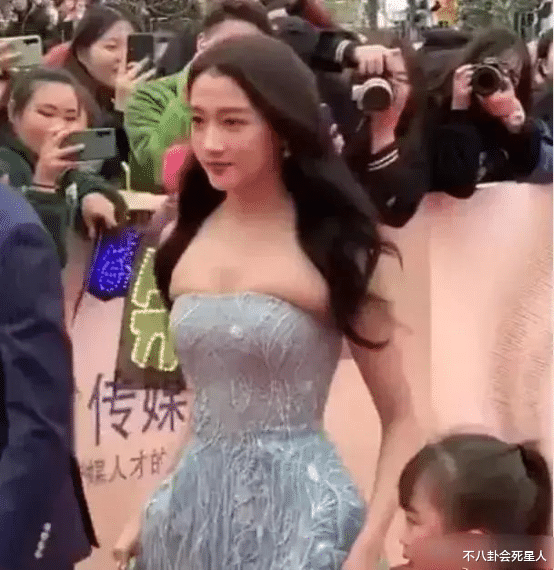 宋茜|紧身礼服太折磨女星了!肥肉现原形、还被勒到进医院,好笑又心酸