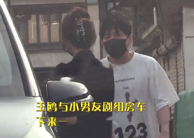 王鸥|39岁王鸥参加妹妹婚礼，疑带绯闻男友何九华现身，两人全程交流少