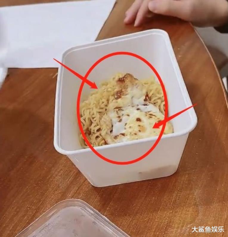 张柏芝|张柏芝打扮得像暴发户一样，脖子上的项链跟手臂上的纹身实在太抢镜了