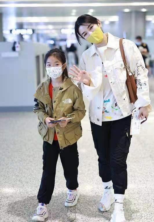 黄奕|黄奕携女走机场，她打扮精致容光焕发，8岁女儿穿着随意显成熟