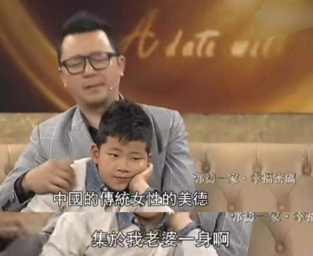 郭涛|郭涛儿子石头大变样！穿西装玩摇滚乐成型男，和9岁妹妹两个样