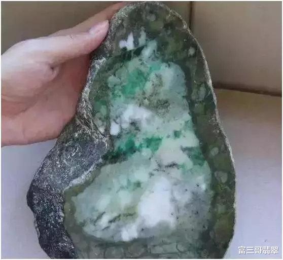 翡翠|这波操作不服不行，砖头料直接起死回生，身价百倍！