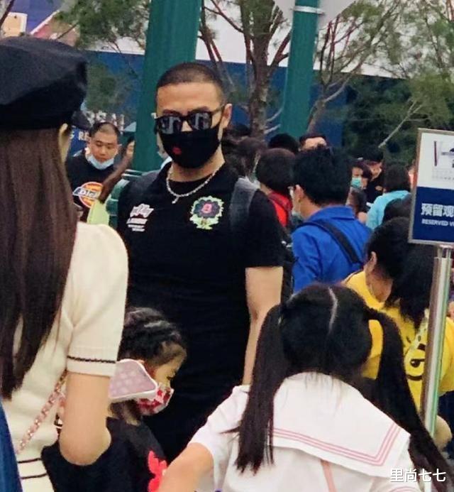 周杰伦|章子怡儿子正脸太像醒醒！她全程抱儿子稀罕得厉害，俩女儿被忽略