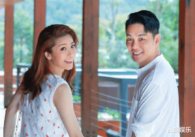 周笔畅|周丽淇带娃逛公园，1岁儿子四肢纤细皮肤白皙，傅程鹏疑似同行