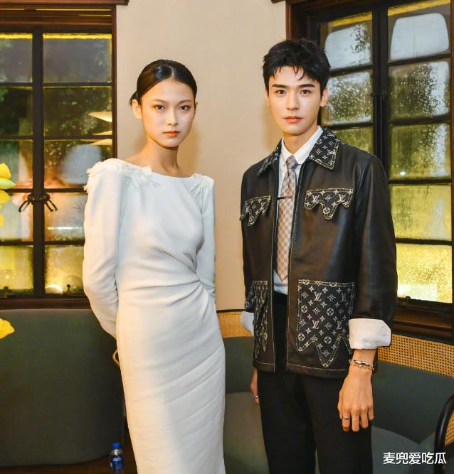 郑嘉颖|合影暴露娱乐圈地位？张艺兴败给新晋流量龚俊，杨幂被挤到最后面