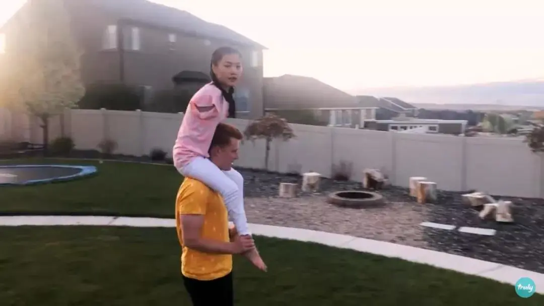 女孩|“郑爽事件”爆发后,这个被遗弃的中国女孩被曝光了……