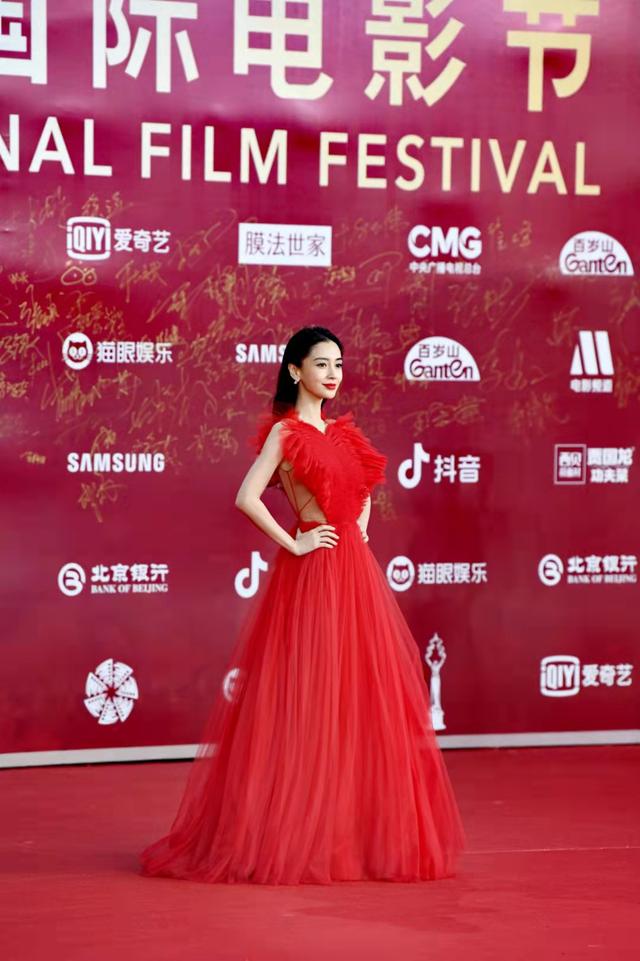 北京电影节|北影节红毯星光熠熠，200多位电影人共赴光影盛典