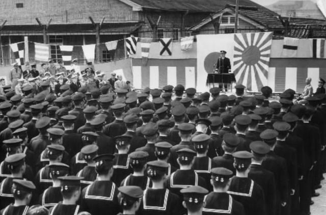 纽约|看图读史：1951年日本给警察预备队发放枪支！从解散军队到自卫队