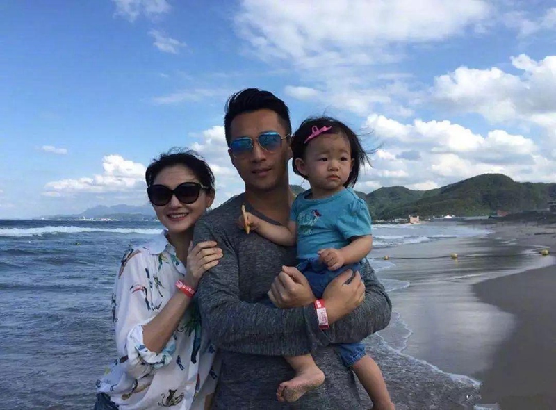 吴奇隆|刘诗诗夫妻带儿子游玩，吴奇隆已显老，网友：当爷爷的年纪才生子