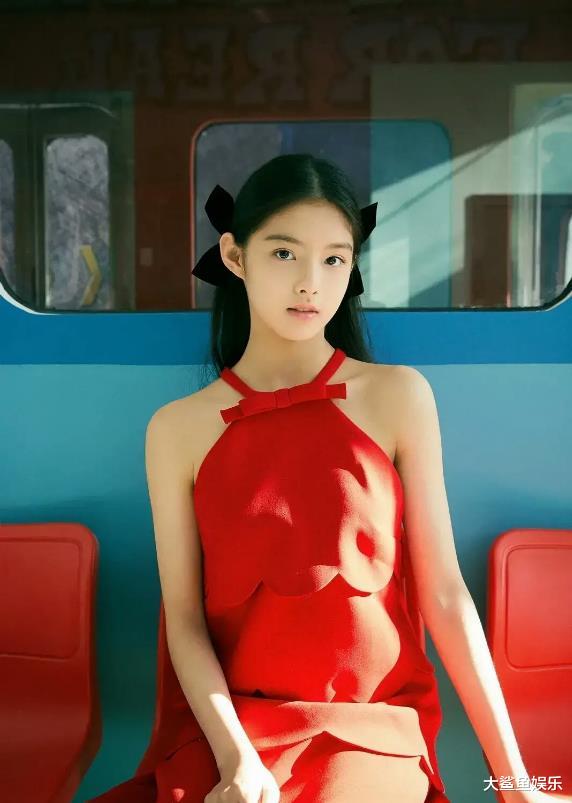 长津湖|《长津湖》电影中唯一女演员穿花瓣吊脖红裙，长得太可爱怪不得导演要用她