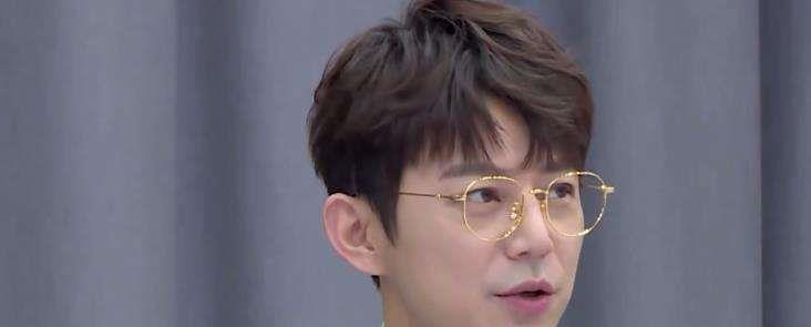 |何炅真的是“冻龄男神”吗？看到他的素颜脸，网友：谁家的爷爷