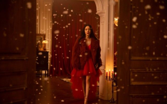 杨幂|黑发红唇红裙，杨幂雪中漫步重回林萧，当年红裙全球仅一件