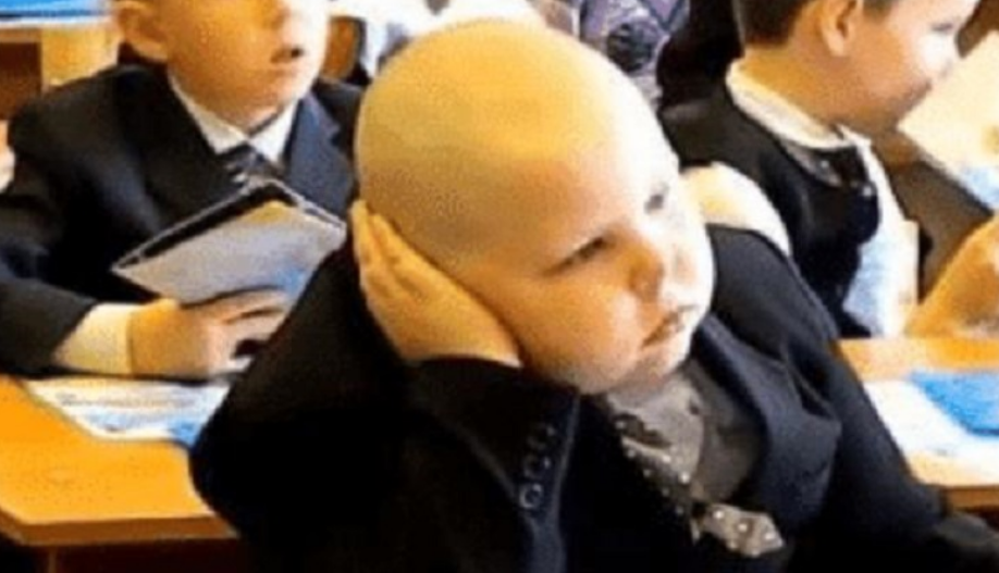 兜妈爱叨叨|“霸气男孩”在医院输液，背手散步领导范儿十足，爸爸甘当小跟班