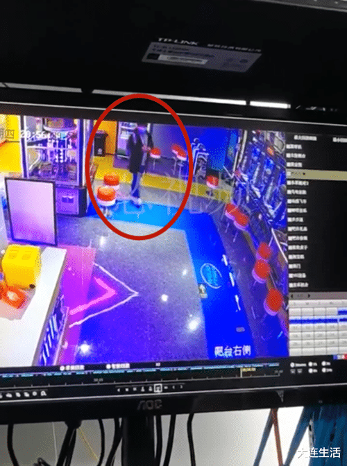 大连生活 大连一男子游戏厅内不玩游戏只闲逛 趁人不备10秒捡走手机