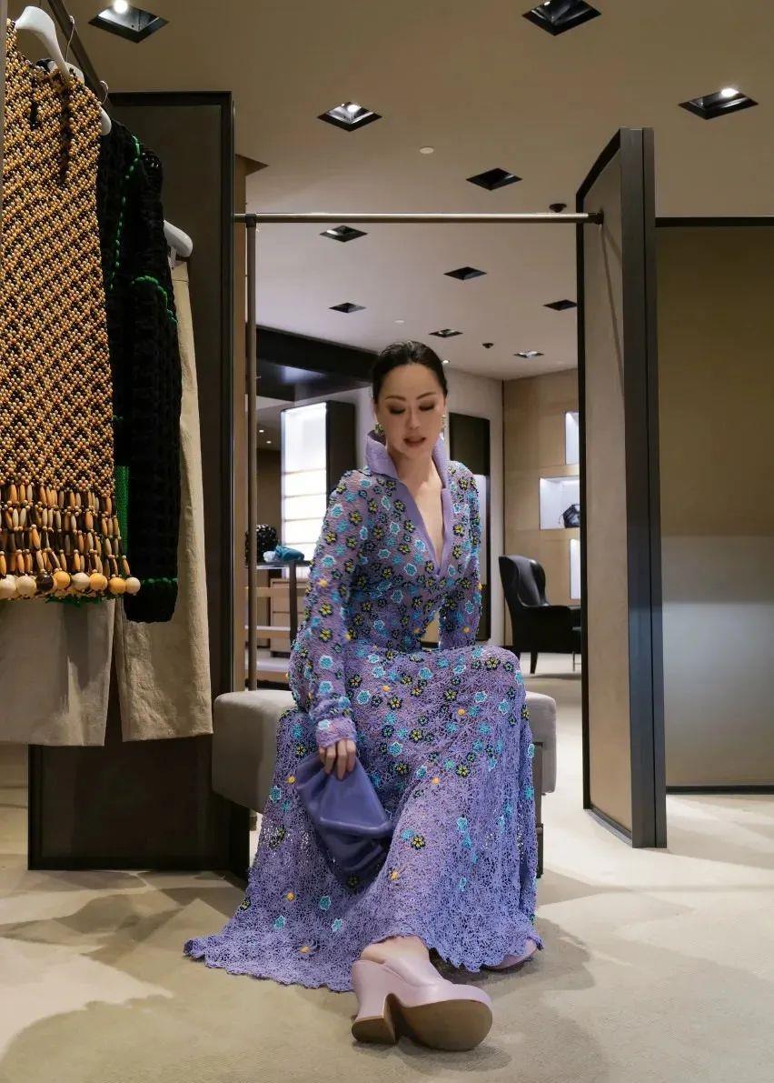 章小蕙|章小蕙身材才有女人味，白衬衫配泼墨裙，同框“校花”曾黎更贵气