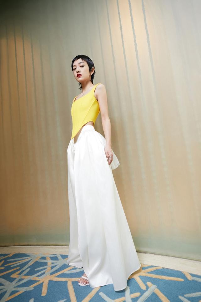 保湿 郭采洁是有多自信？穿亮黄色背心考验肤色，这头短发也就她敢尝试