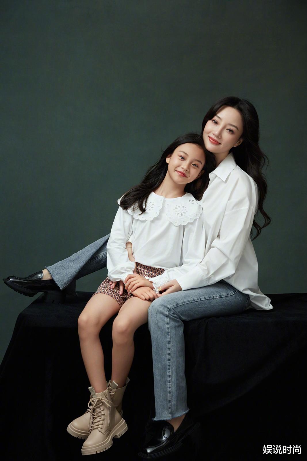 娱说时尚 李小璐真会穿,羽绒服搭配牛仔短裤,时尚感满满