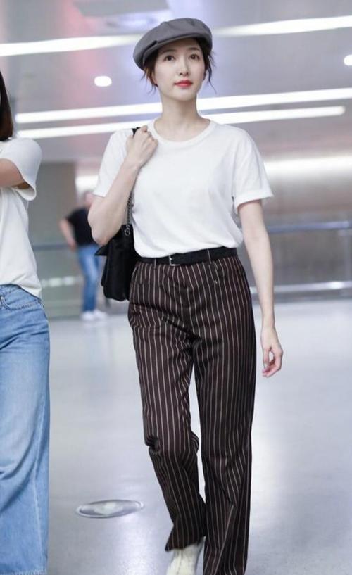 刘晓庆|刘晓庆穿粉色T恤配长裤亮相，68岁还穿得像少女，日子过得真不错