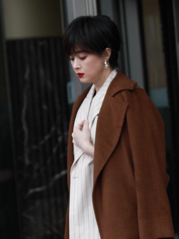 衬衫|蒋欣又翻车了，穿大衣配阔腿裤造型臃肿，但短发好美呀