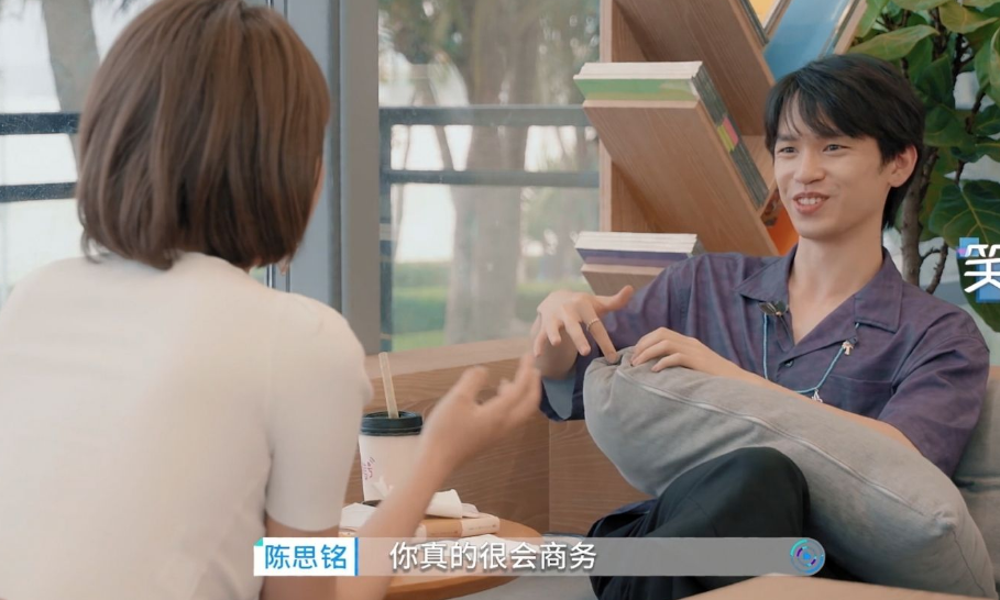 戏剧|综艺《心动的信号》，女一眼袋严重，下面还有淡黑斑