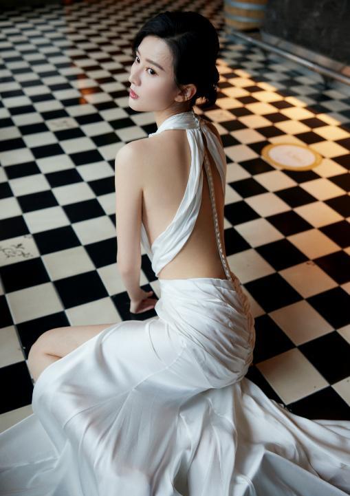 乔欣|乔欣不能再瘦了，穿露肩裙全程手放一个位置，得知真相女生自闭了