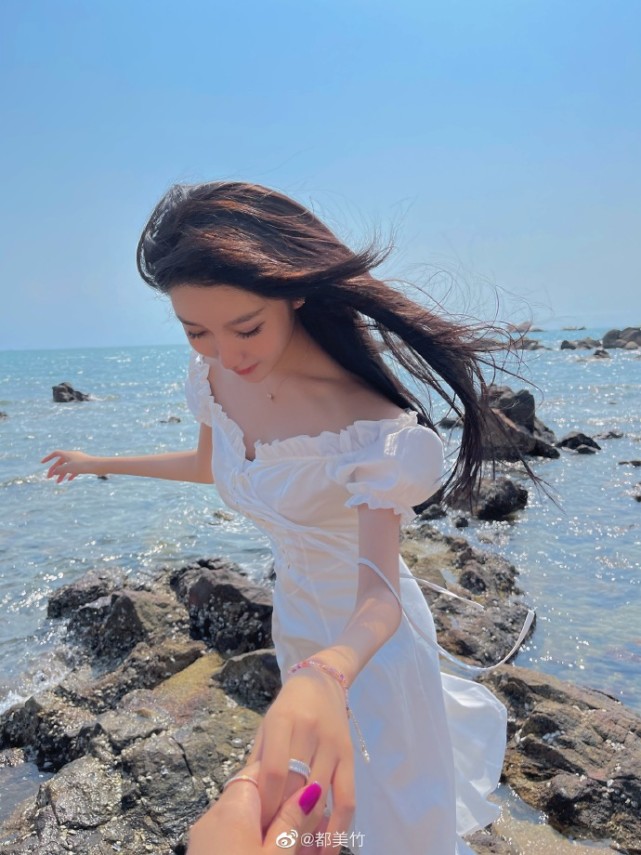 都美竹|都美竹清空吴亦凡相关内容后，重新公开隐藏动态，翩翩起舞好仙好美